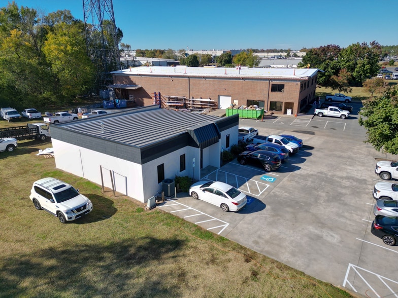 3101 & 3109 Westinghouse Blvd portfolio of 2 properties for sale on LoopNet.com - Building Photo - Image 1 of 14