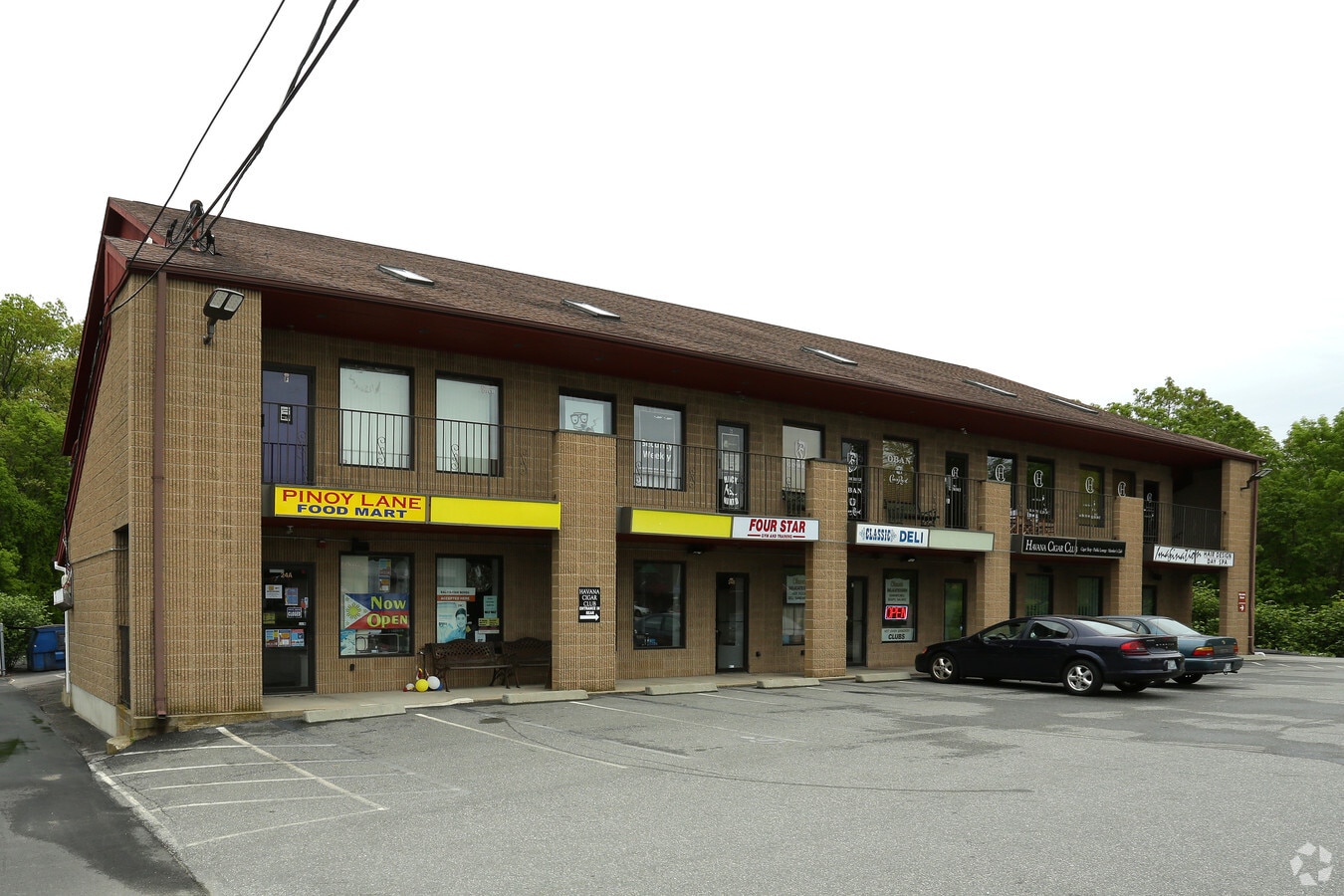 24 Quaker Ln, Warwick, RI 02886