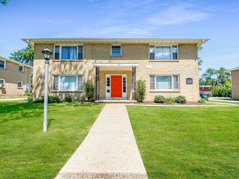 Badger Apartments | 38U in Madison, WI portfolio of 7 properties for sale on LoopNet.com - Building Photo - Image 2 of 23