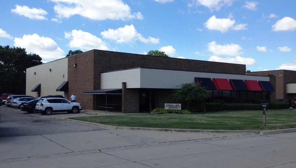 20220 Cornillie Dr, Roseville, MI for sale - Primary Photo - Image 1 of 5