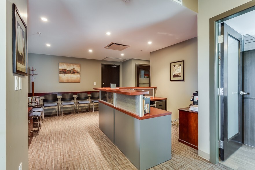 888 4th Ave SW, Calgary, AB for sale - Interior Photo - Image 2 of 34