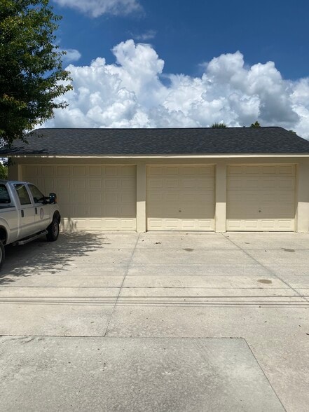 1922 Victoria Ave, Fort Myers, FL for lease - Building Photo - Image 2 of 4