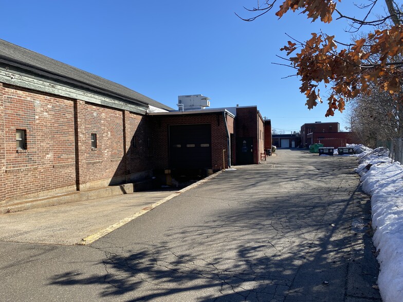 123 Whiting St, Plainville, CT for lease - Building Photo - Image 2 of 4