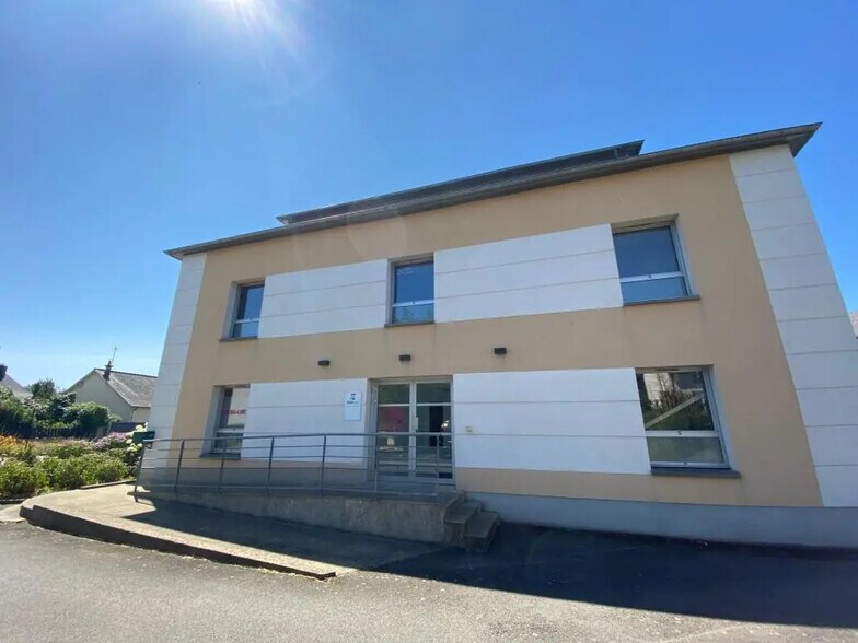 Office in Betton for lease - Building Photo - Image 2 of 14