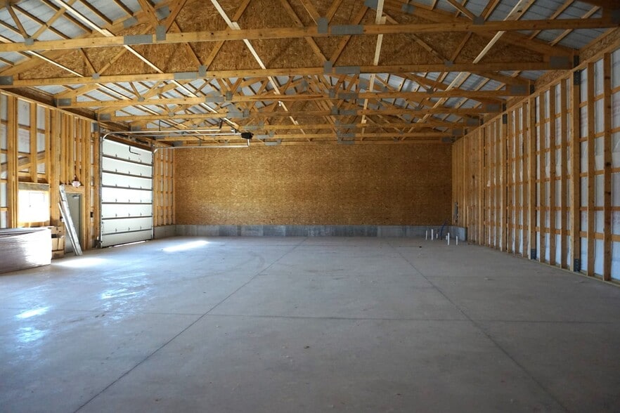 732 Maritime Dr, Port Washington, WI for sale - Interior Photo - Image 2 of 4