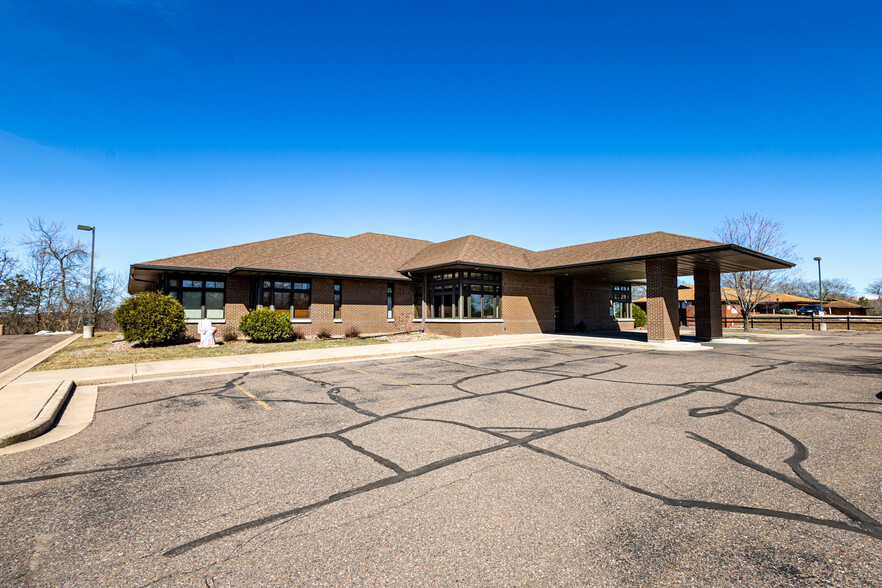 1110 Oak Ridge Dr, Eau Claire, WI for lease - Building Photo - Image 3 of 31