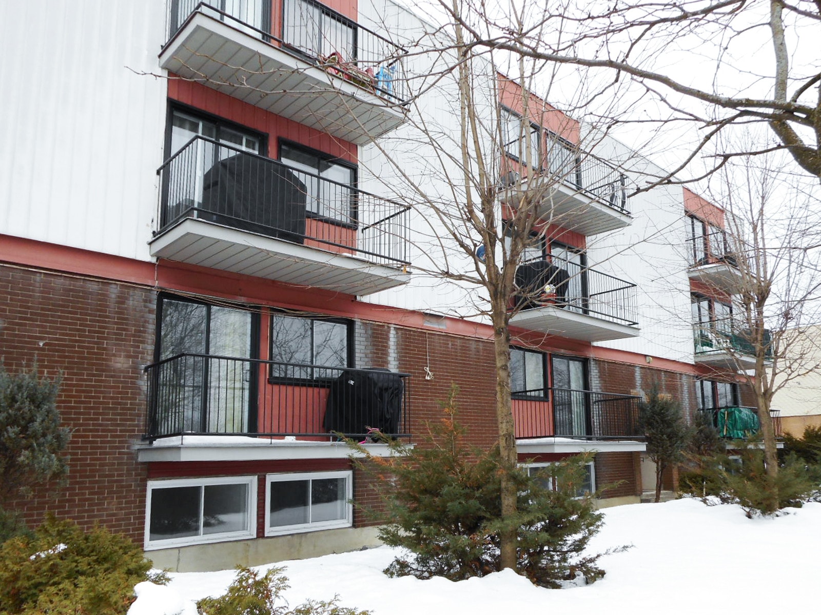 552 Rue Brodeur, Longueuil, QC for sale Primary Photo- Image 1 of 1