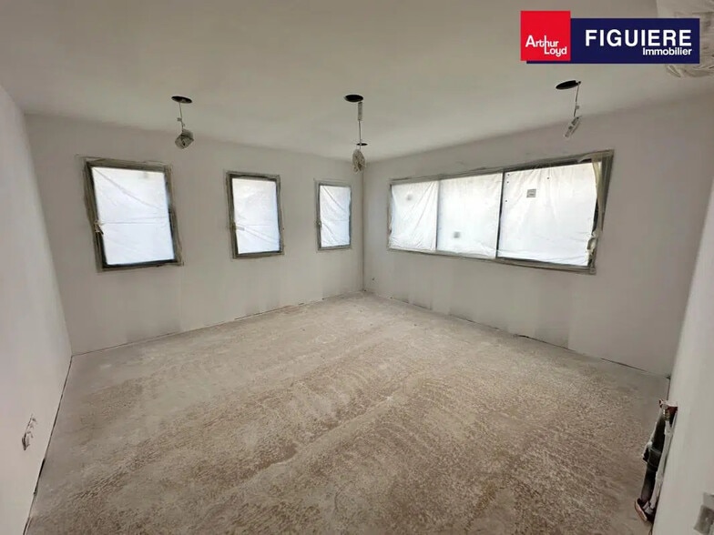 4 Rue François Dumouriez Du Périer, Vitrolles for lease - Interior Photo - Image 2 of 10