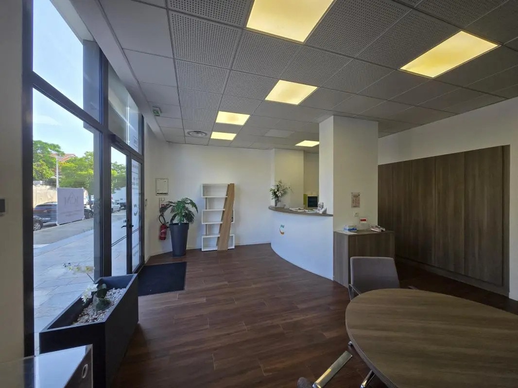 Retail in Toulon for lease Building Photo- Image 1 of 9