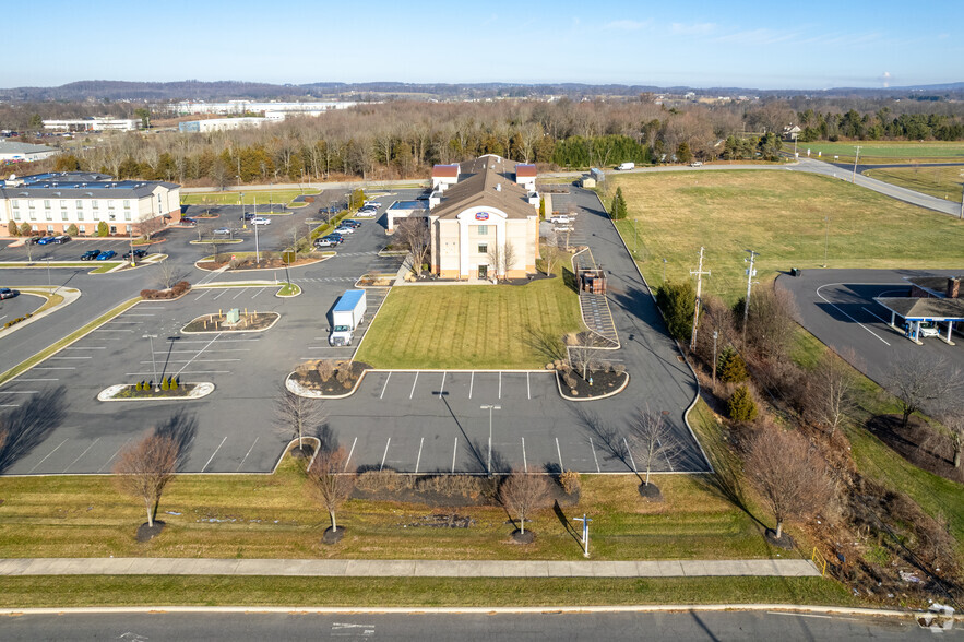 1930 John Fries Hwy, Quakertown, PA for lease - Building Photo - Image 3 of 4