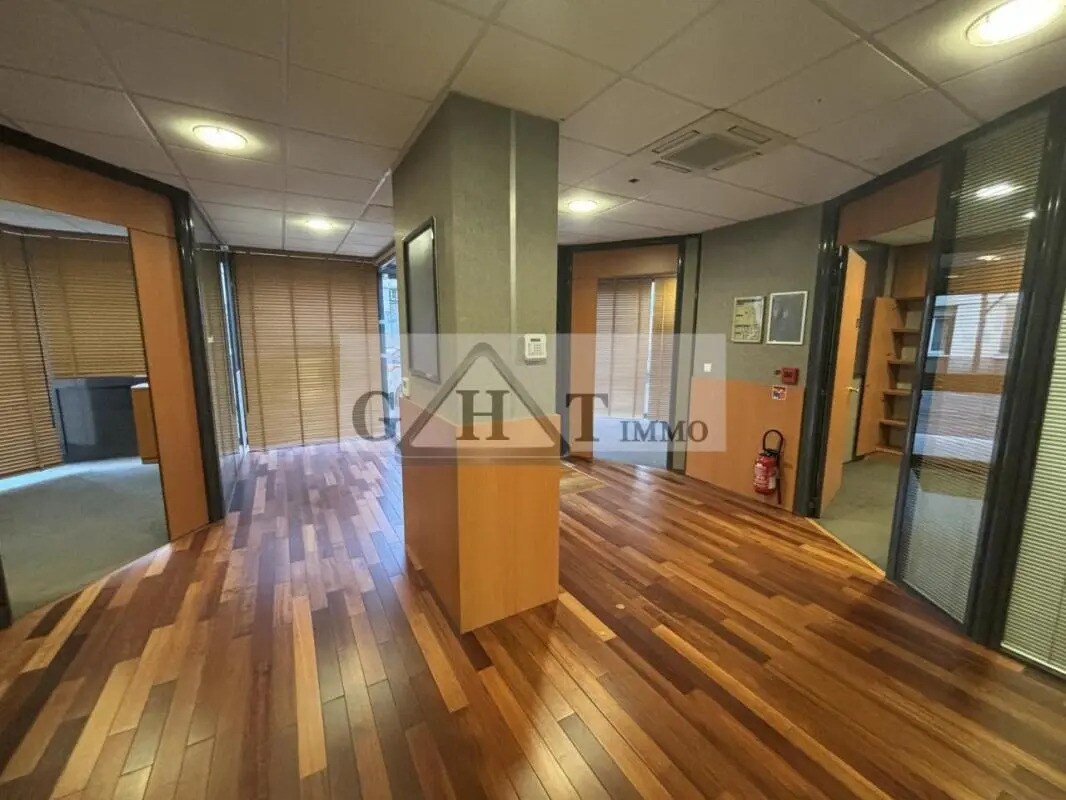 Retail in Saint-Maur-des-Fossés for lease Interior Photo- Image 1 of 9