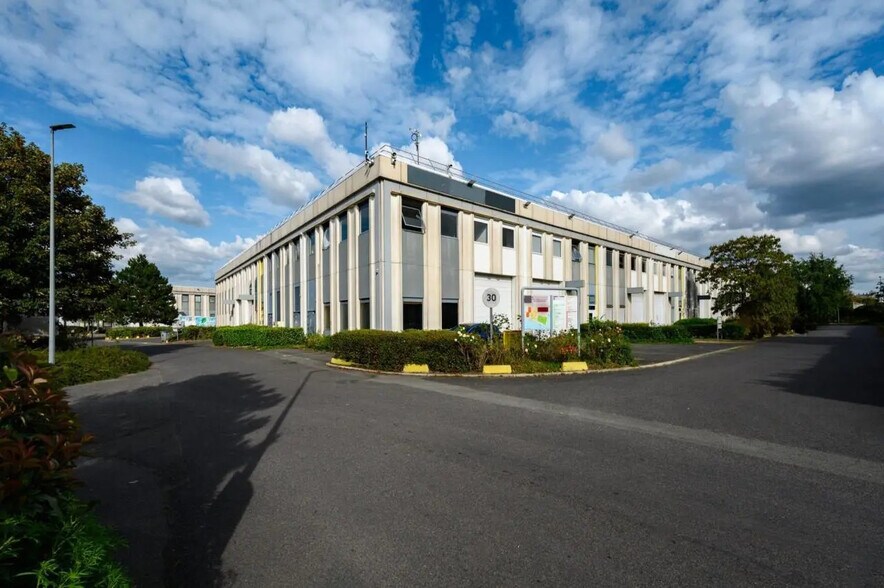 Flex in Gennevilliers for lease - Building Photo - Image 1 of 10