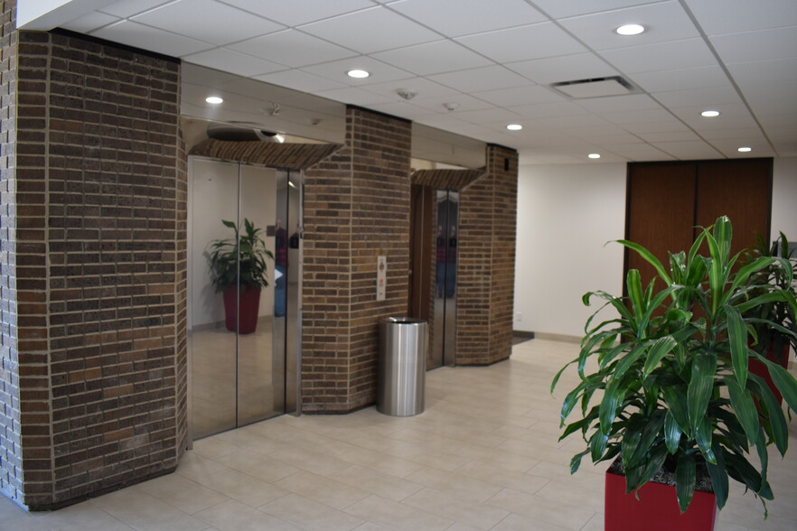 1202 Richardson Dr, Richardson, TX for lease - Lobby - Image 2 of 2