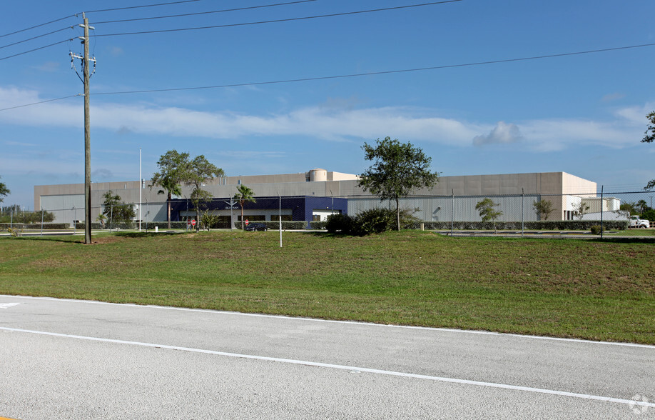 1210-1230 Nautical Way, Merritt Island, FL for lease - Primary Photo - Image 1 of 4