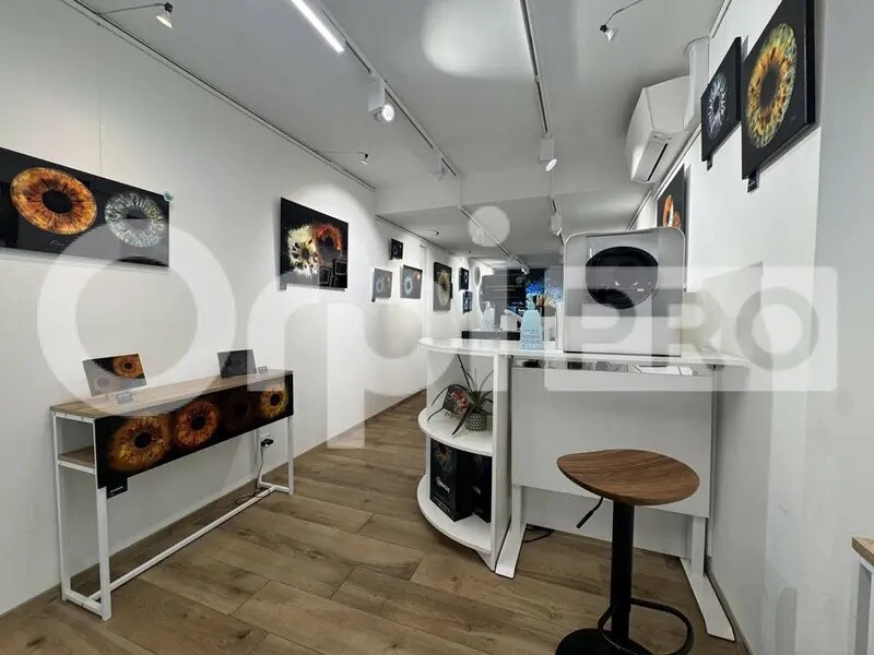 Retail in La Rochelle for lease Interior Photo- Image 1 of 10