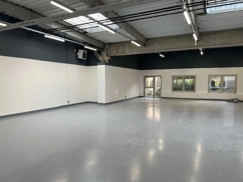 4 Rue Edouard Branly, Trappes for lease - Interior Photo - Image 2 of 4