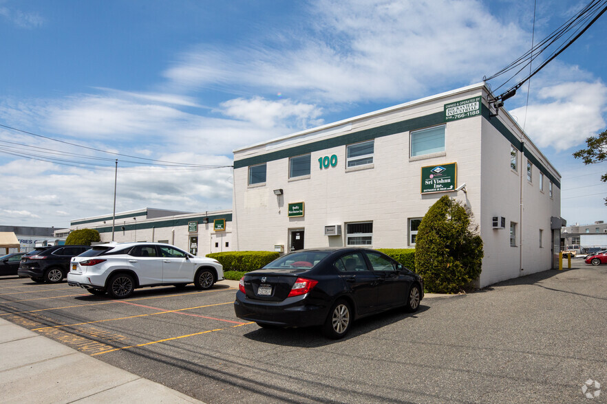 100-102 Lauman Ln, Hicksville, NY for lease - Building Photo - Image 1 of 5