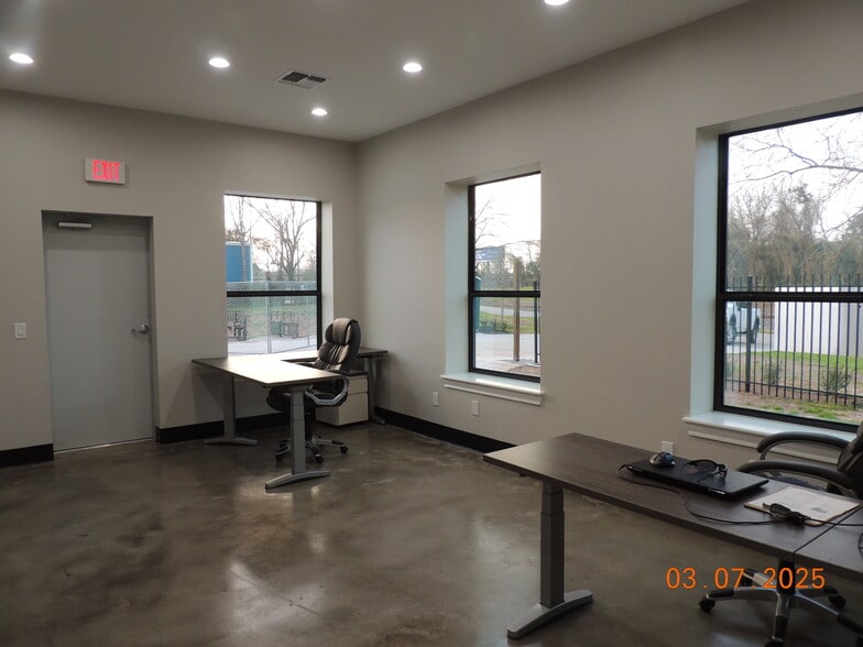 2305 Wade Cir S, Conroe, TX for sale - Interior Photo - Image 2 of 7