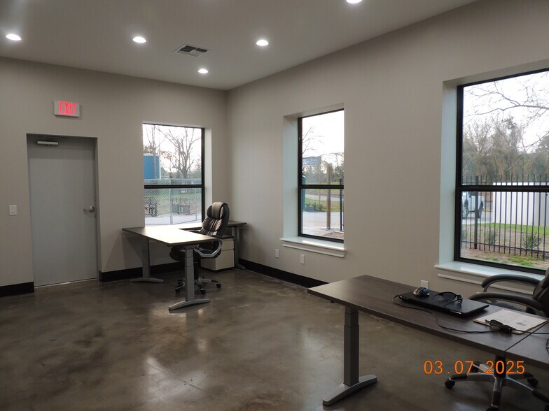 2309 Wade Cir S, Conroe, TX for sale - Interior Photo - Image 2 of 18