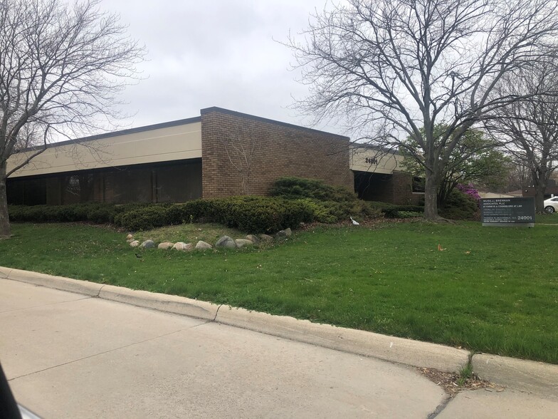 24001 Greater Mack Ave, Saint Clair Shores, MI for lease - Building Photo - Image 1 of 1