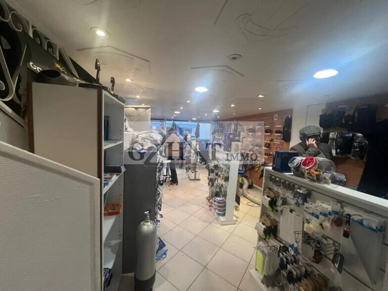 Retail in Charenton-le-Pont for lease - Interior Photo - Image 1 of 3