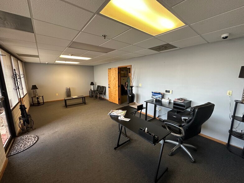 3040-3058 E Elm St, Springfield, MO for lease - Building Photo - Image 2 of 6