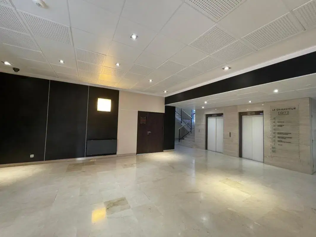 Flex in Meudon for lease Interior Photo- Image 1 of 4
