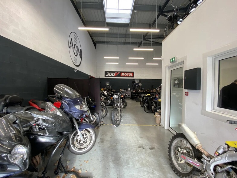 17 Route De L'Intendant, Beychac-et-Caillau for lease - Interior Photo - Image 3 of 5