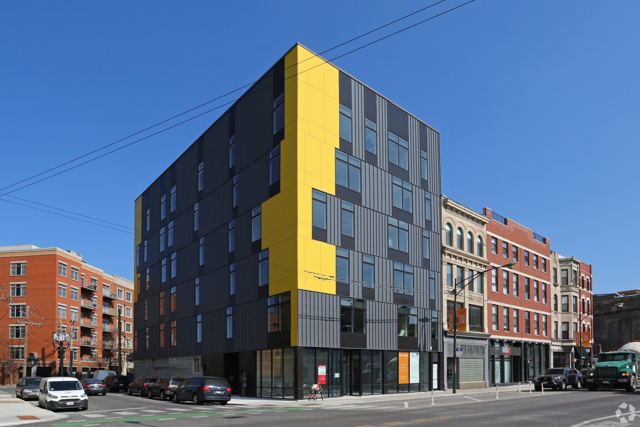 713 N Milwaukee Ave, Chicago, IL for sale Primary Photo- Image 1 of 1