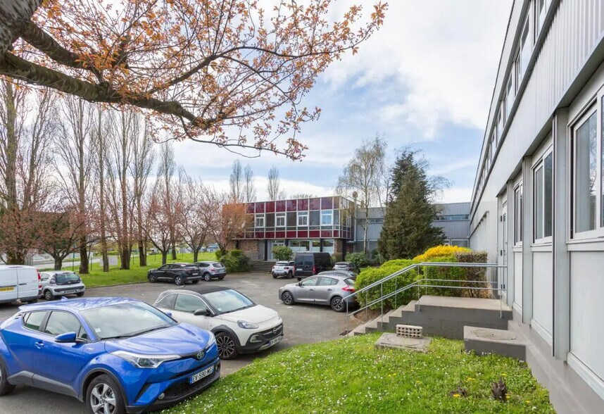 Retail in Morangis for lease - Building Photo - Image 2 of 6