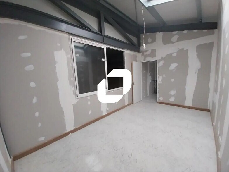 Flex in Montfermeil for lease - Interior Photo - Image 3 of 13