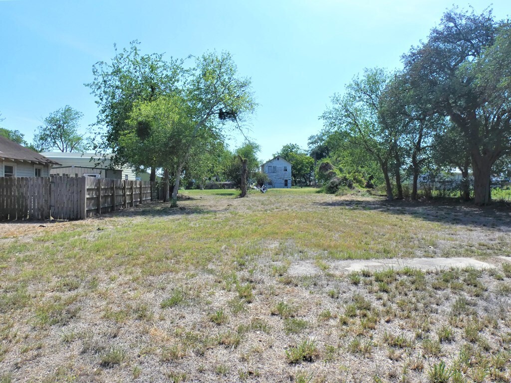 1101 N Saint Marys St, Beeville, TX 78102 1101 N ST MARY'S BEEVILLE