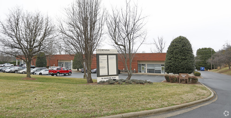 116A Gasoline Aly, Mooresville, NC for lease - Primary Photo - Image 1 of 3