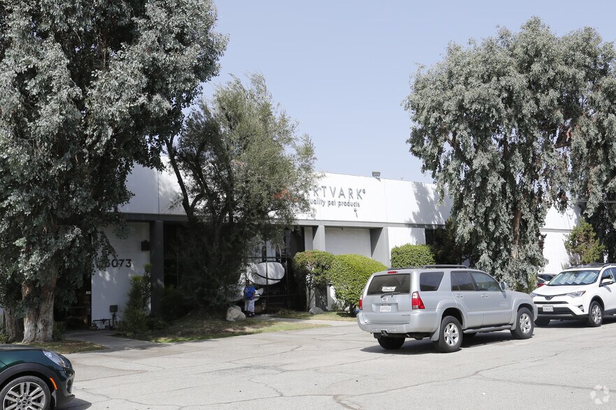 15071-15073 Keswick St, Van Nuys, CA for lease - Building Photo - Image 2 of 5