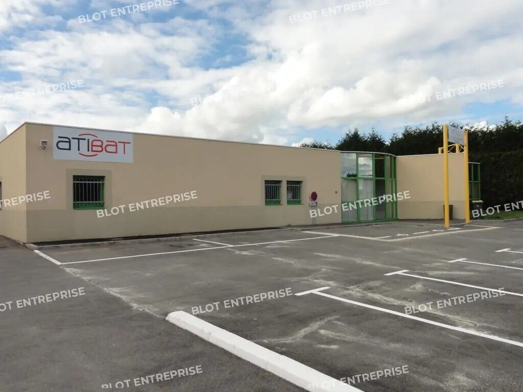 Location Local d'activités 900 m² - Photo 1