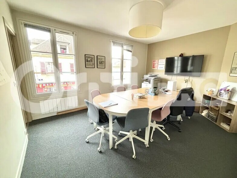 Office in Compiègne for lease - Building Photo - Image 2 of 5
