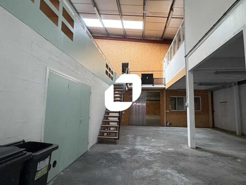 Flex in Lormont for lease - Interior Photo - Image 2 of 11