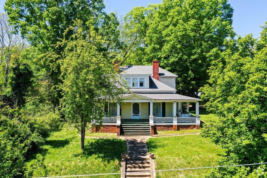 3 Commercial Assests portfolio of 3 properties for sale on LoopNet.com - Primary Photo - Image 1 of 3