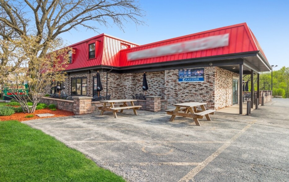 High Traffic Restaurant on Wheelings Restaurant Row, Wheeling, IL for sale - Primary Photo - Image 1 of 9