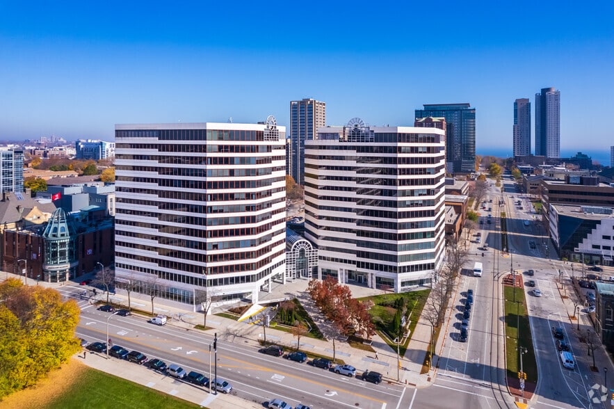 330 E Kilbourn Ave, Milwaukee, WI for lease - Aerial - Image 1 of 22