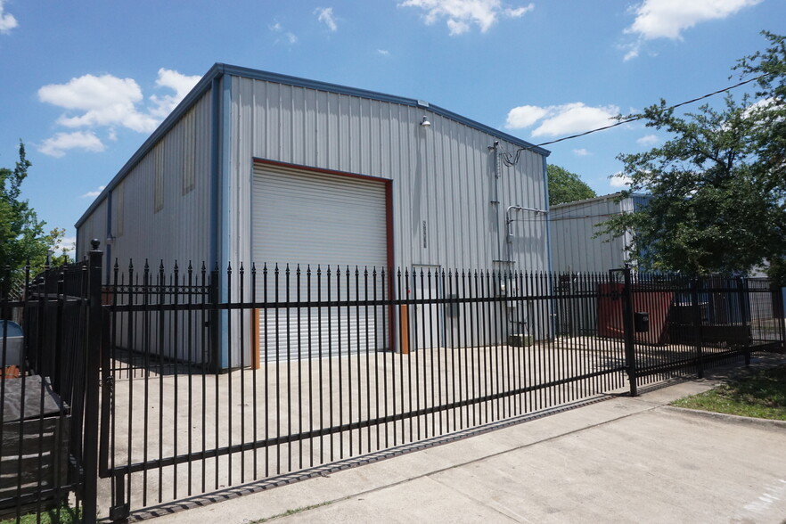 5611 Northdale St, Houston, TX for lease - Building Photo - Image 1 of 12