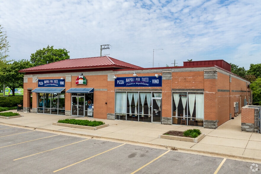 181-185 N Barrington Rd, Schaumburg, IL for lease - Primary Photo - Image 3 of 9