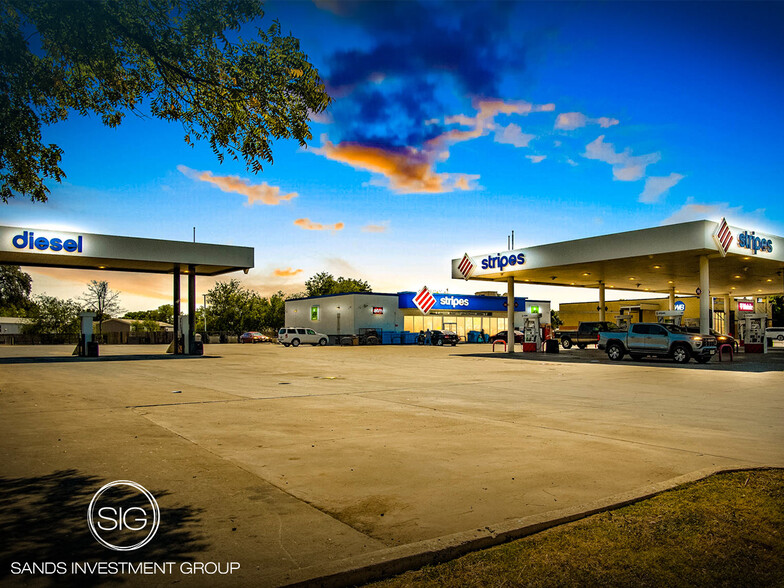 2819 Main st, Uvalde, TX for sale - Primary Photo - Image 1 of 5