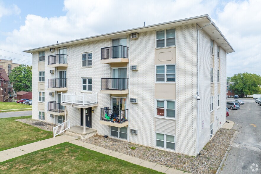 3451 Grand Ave, Des Moines, IA 50312