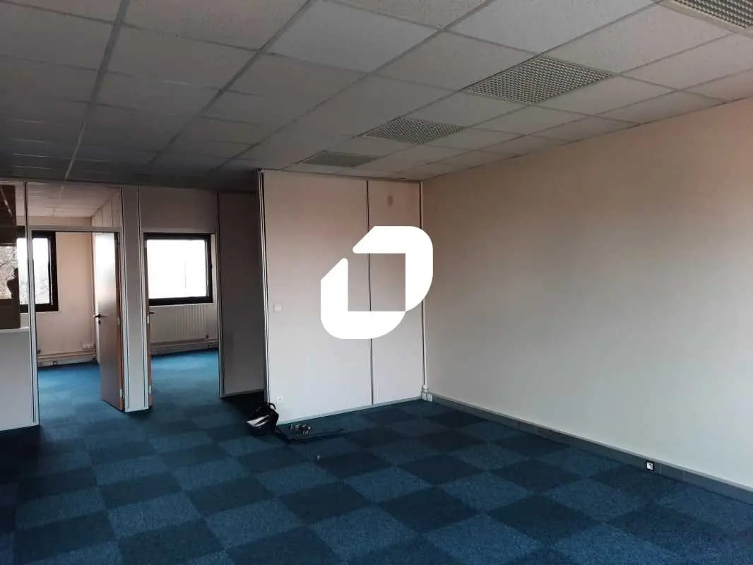 Office in Villebon-sur-Yvette for lease Interior Photo- Image 1 of 1