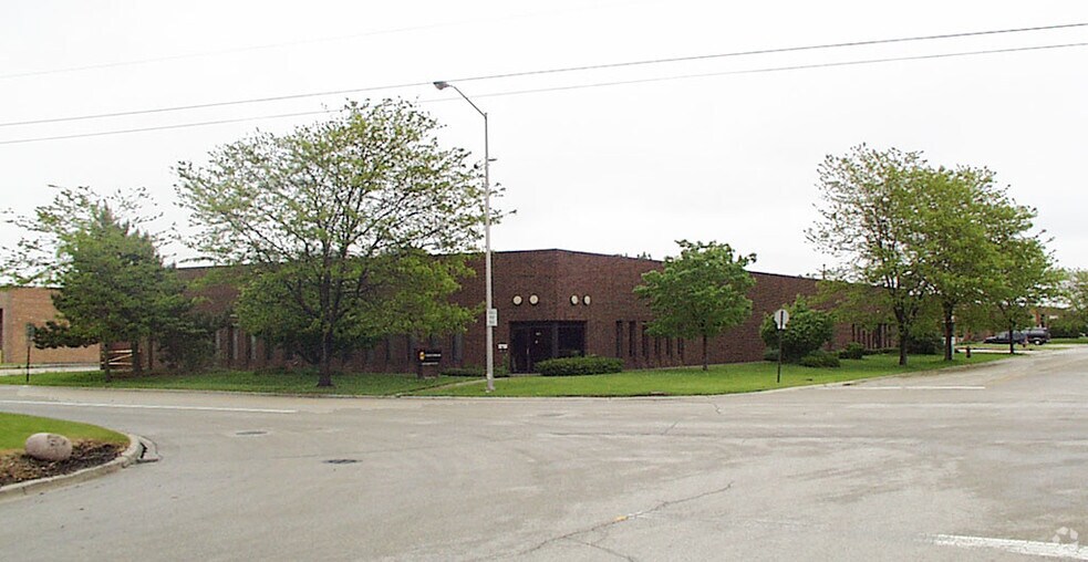 725 N Central Ave, Wood Dale, IL for lease - Building Photo - Image 2 of 17