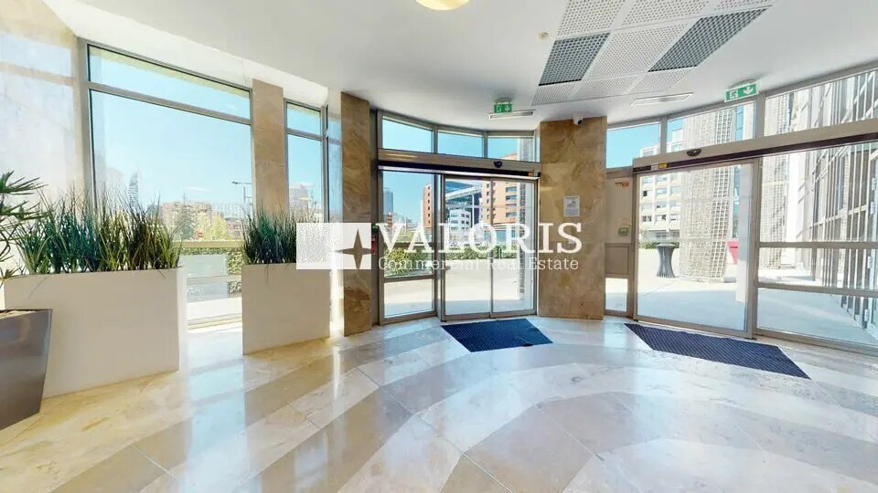 Office in Lyon for lease - Lobby - Image 1 of 11