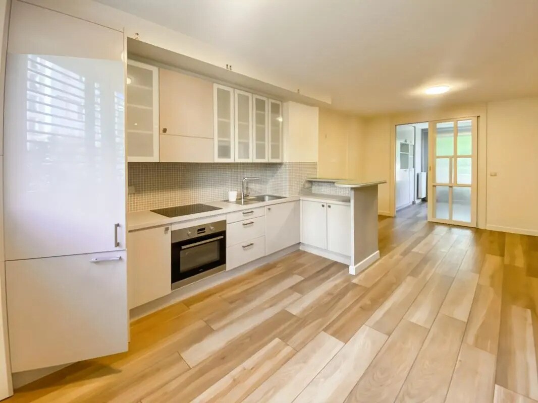 Office in Paris for lease Building Photo- Image 1 of 6