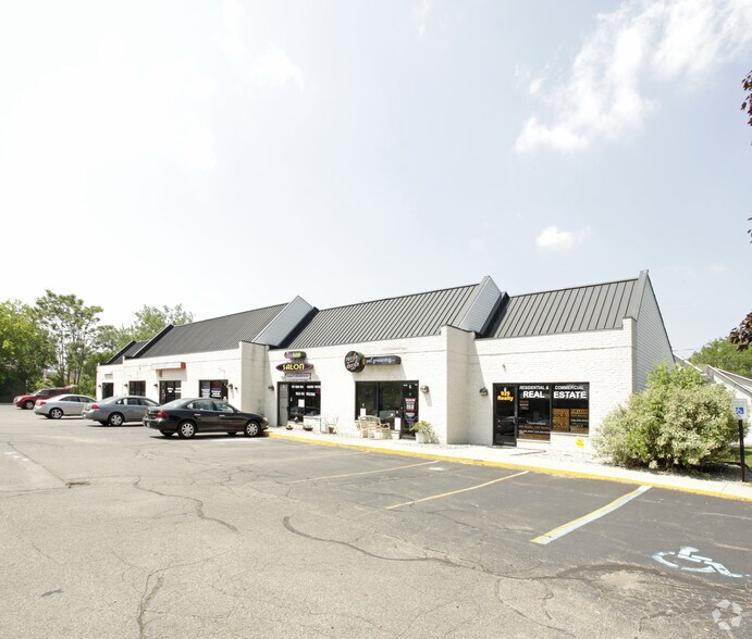 2038 Cass Lake Rd, Keego Harbor, MI for sale - Building Photo - Image 1 of 1