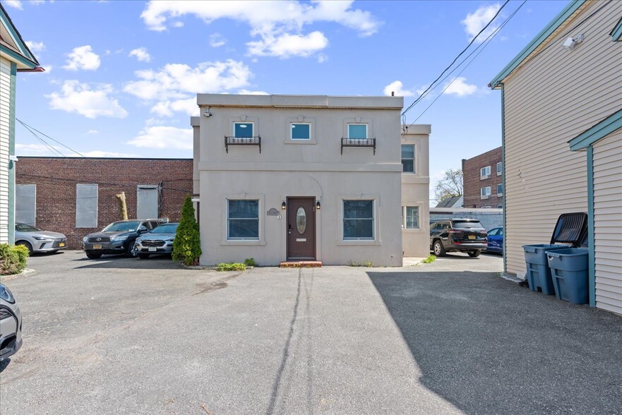 70 Carman Ave, Cedarhurst, NY for lease - Primary Photo - Image 1 of 4
